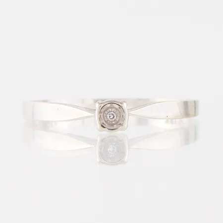 Ring vitguld med sten, storlek 17 ¾ mm, bredd 1.5-3.1 mm, 18k. Vikt: 1,7 g