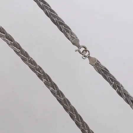 Collier flätat, längd 42,5cm, bredd 6,5mm, trasigt lås, silver 925/1000 Vikt: 16,8 g