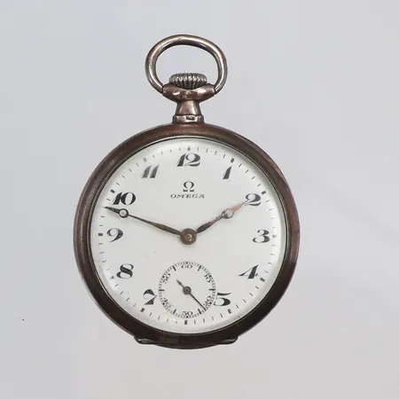 Fickur "mormorsur" Omega Ø34mm, snr. 5551799, manuell uppdragning (obs går ej), löst glas, boett i silver 800/1000