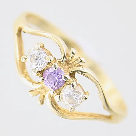 Ring med lila samt vita stenar, stl 17¾, bredd 1,7-8,5mm, skadad, 14K Vikt: 1,8 g