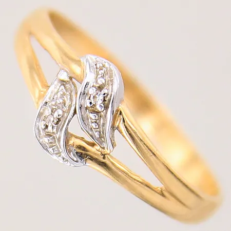 Ring med diamanter 2xca 0,005ct, stl 17, bredd: 2mm, delvis vitguld, 18K  Vikt: 1,7 g
