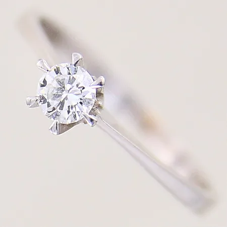 Ring med diamant ca 0,23ct enligt gravyr, stl 17¼, bredd 2-5mm, vitguld, svensk importstämpel, 18K  Vikt: 2 g