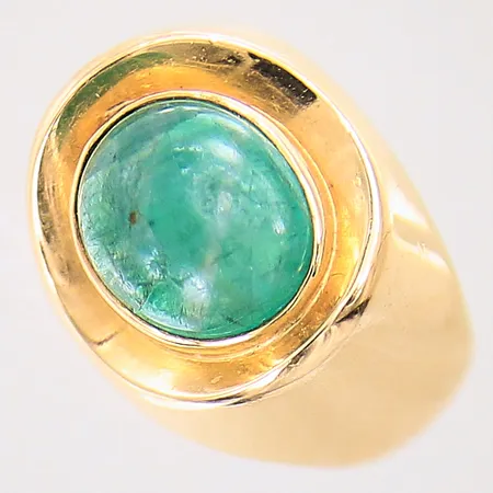 Ring med smaragd, stl 16¼, bredd 4-14mm, smaragd med sprickor samt nagg, 18K  Vikt: 7,1 g