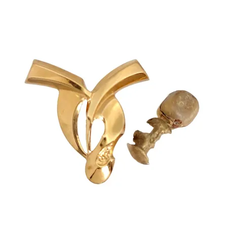 2 hängen, defekta, 18K guld, vikt med tand,  Vikt: 3,1 g