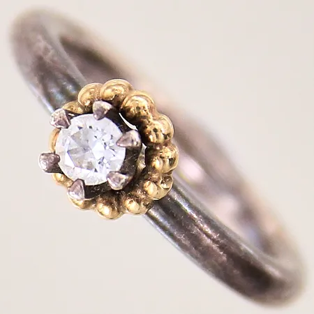 Ring med vit sten, Pandora, stl 18½, bredd 2,7-7,8mm, detalj i 14K, silver 925/1000 Vikt: 5,8 g