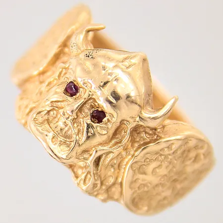 Ring med röda stenar, stl: 20¼, bredd: 5-13,7mm, 18K  Vikt: 14,4 g