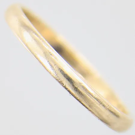 Ring slät, stl 18½, bredd 2,4mm, gravyr, skev, 14K  Vikt: 2,4 g