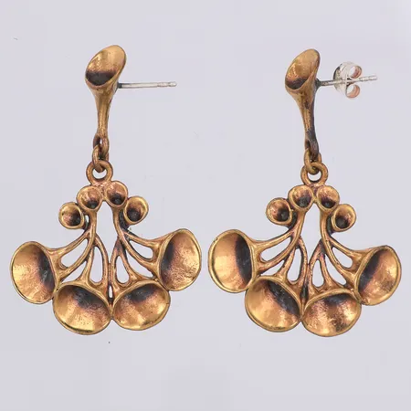 Ett par örhängen, Lava av Hannu Ikonen, pinne i silver, en stopp saknas, brons