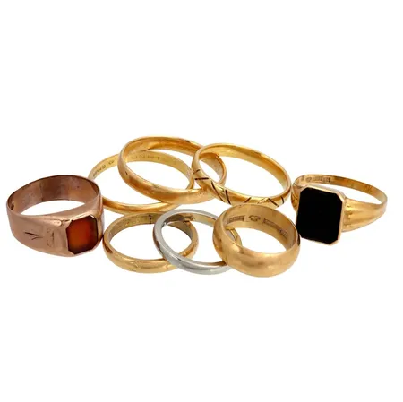 Diverse smycken, 8K guld - bruttovikt 4,8g, 18K guld - bruttovikt 28,0g, slitage och gravyrer