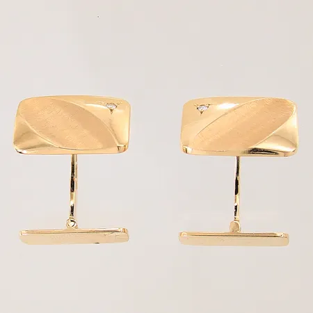 Ett par manschettknappar med diamanter 2 x ca 0,02ct, 23x17mm, matta/blanka, 18K Vikt: 12,1 g