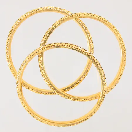 Armringar, tre stycken, buckliga, 21K Vikt: 36 g