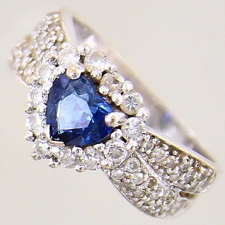 Ring med blå sten och diamanter 39 x ca 0,01-0,03ct, stl 16½, bredd 4-10mm, skev, en diamant saknas, 18K Vikt: 5,9 g