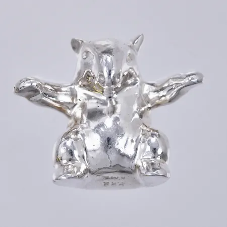 Figur i silver, Pokemon Sandshrew, höjd: ca 2,5cm, bredd: ca 30mm, stämpel KMW, 999/1000 Silver Vikt: 33,8 g