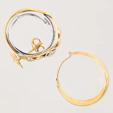 Guldsmycken med stenar, delvis vitguld,udda, skeva, 18K  Vikt: 2,2 g