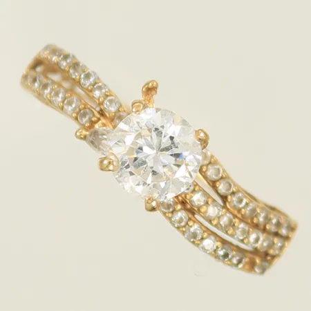 Ring med vita stenar, stl 19½, bredd 1-7mm, ojämn och trasig skena, 18K Vikt: 3 g