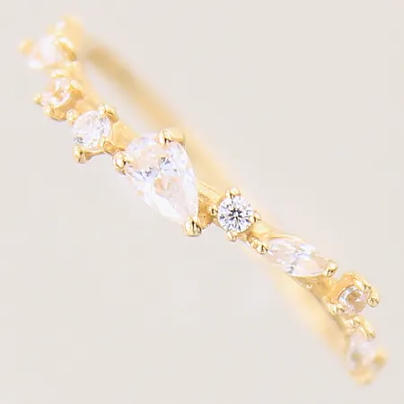 Ring med vita stenar, stl15½, bredd 1,1-2,8mm, 14K Vikt: 1 g