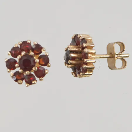 Ett par örhängen, granater, 10mm, förgylld, en snurrebuss i oädel metall, 830/1000 Silver 2,7g.