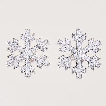 Ett par örhängen med vita stenar, Ø12,3mm, vitguld, ena stift skev, en sten saknas,18K  Vikt: 3,5 g