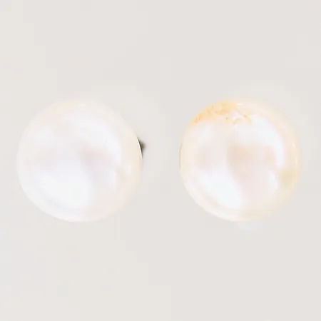 Ett par örhängen med odlade sötvattenpärlor, Ø8,6mm, något skeva stift, silver 925/1000 Vikt: 2 g