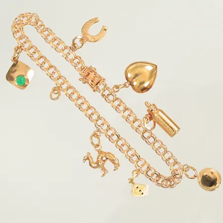 Armband bismarck med 7 berlocker varav en med grön sten, saknar berlock nr 8, 17,5cm bredd 4,5mm, 18K Vikt: 11,3 g