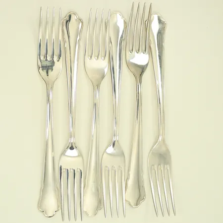6 bordsgafflar ca 18cm och 6 bordsknivar ca 20cm bladen i rostfritt stål, modell Chippendale, silver 830/1000-delar.655,2g totalt. 