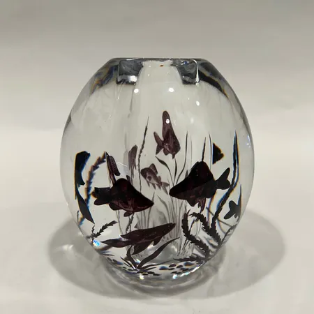 Vas, Graal, Edward Hald för Orrefors, konstglas, lila dekor av fiskar, signerad, numrerad: 1461B, höjd ca 10,5cm, små tillverkningsfel, något repig undertill Skickas med postpaket.