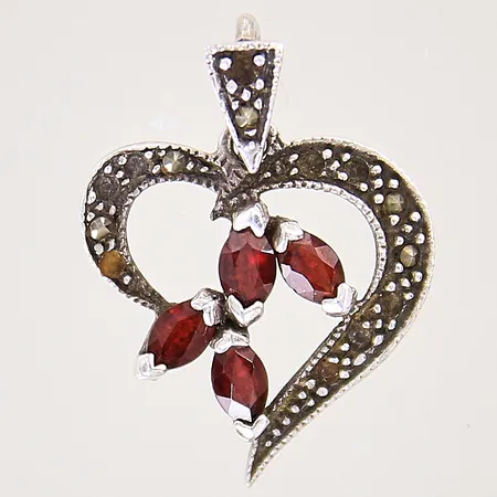 Hänge med granater samt markasiter, 25x19mm, åtta markasiter saknas, silver 925/1000 Vikt: 2 g