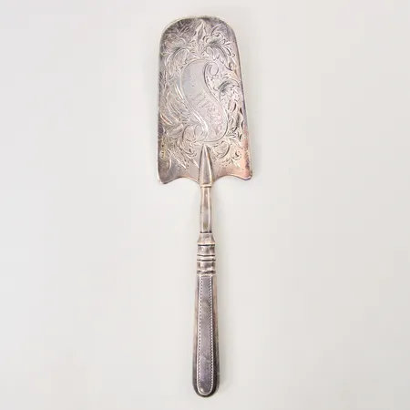 Tårtspade med dekor, längd 22,5cm, troligen Ryssland, år 1883, etui, gravyr, slitage, oxiderad, 84 zolotniki, silver 875/1000 Vikt: 102,9 g