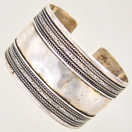 Armring, bucklig, repig, silver 925/1000 Vikt: 60,7 g