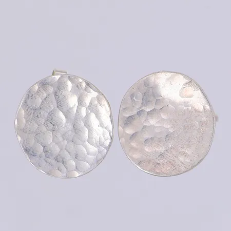 Ett par örhängen, hamrad yta, ca 16mm, 925/1000 silver Vikt: 4,2 g