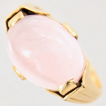Ring med rosenkvarts, stl 16¾, bredd 2-11mm, sten sitter något skevt, fattning med mindre buckla, 18K Vikt: 4,4 g