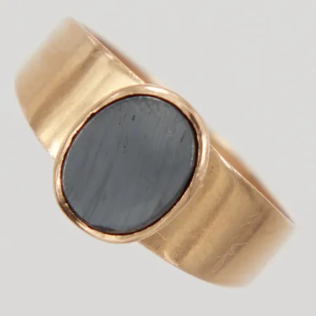 Ring med svart sten, stl 19¾m bredd 3,9-10,5mm, repor, nagg, något skev skena, Danielsson Knut Arvid år 1920, 18K, Vikt: 3,2 g