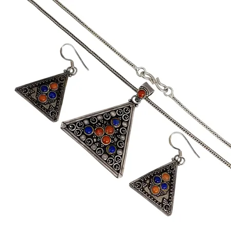 SET, silver 925/1000, Halskedja med Hänge, kedjans längd 43 cm, hänge längd inkl. ögla 49 mm, Örhängen mått 25 x 43 mm Vikt: 26,2 g