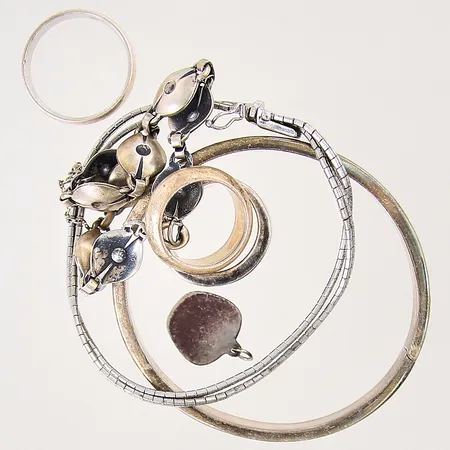 Silversmycken, repiga, oxiderade, buckliga, silver 830-925/1000 Vikt: 61,1 g