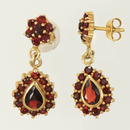 Ett par örhängen med granater, 30x12mm, förgyllt silver 925/1000-delar Vikt: 7,2 g