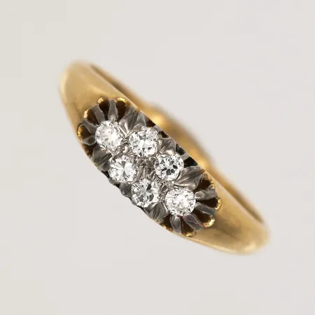 Ring med diamanter 6 x ca. 0,04ct, stl: 17¼, bredd: 1-5,5mm, Hugo Strömdahl Aktiebolag, Stockholm 1945, 18K guld. Vikt: 4,4 g