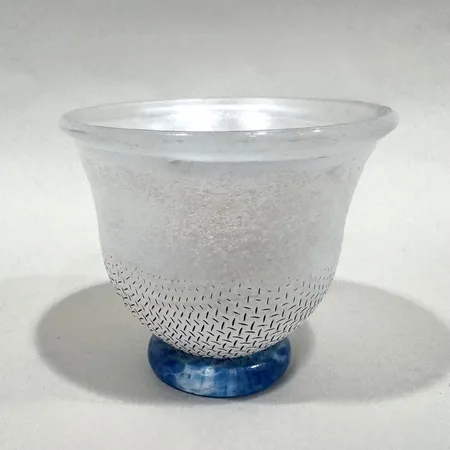 Miniatyrskål, Bertil Vallien för Kosta Boda, numrerad: 58012, signerad, höjd 5cm, glas, saknar etikett, limrester från etikett Skickas med paket.