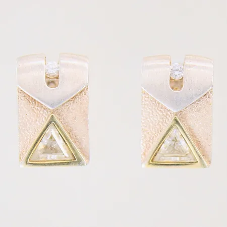 Ett par örhängen med vita stenar, 15x10mm, förgyllda detaljer, silver 925/1000 Vikt: 4,1 g