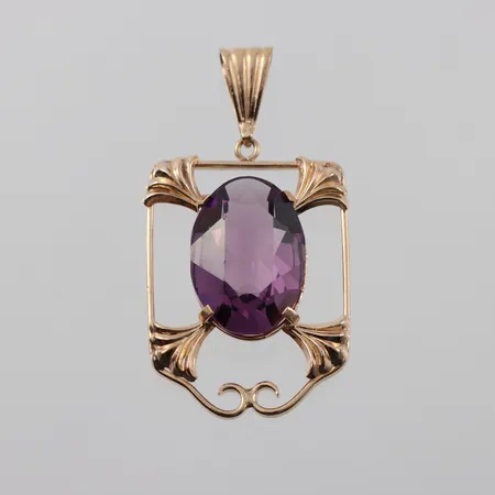 Hänge med lila sten, Trans-Orient Carl Friberg Uddevalla, höjd med ögla 36 mm, 18k. Vikt: 3,4 g