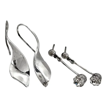 Örhängen, två par, silver, vita stenar, örhängenas storlek 6x29 mm / 10x41 mm, ploppar saknas Vikt: 6,4 g