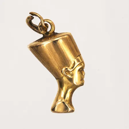 Berlock, Nefertiti, höjd inkl. ögla: 25mm, bredd: 12mm, 18K guld. Vikt: 1,5 g