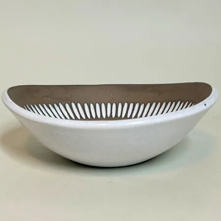 Skål, Ingrid Atterberg, för Uppsala Ekeby, nr 2127, höjd 5cm, 19,5 x 17,5cm, keramik