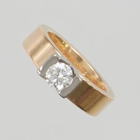 Ring, diamant 0,50ct enligt gravyr, kvalitet ca VS/TW, Ø15½, bredd:5mm, röd/vitguld, gravyr, GBA, 18K 10,8g.