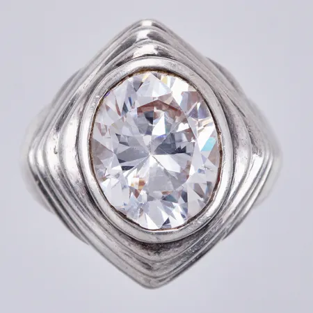 Ring med vit sten, stl: 18¾, bredd: ca 5-22mm, 925/1000, silver Vikt: 11,2 g