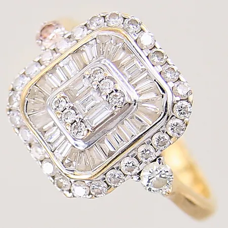 Ring med diamanter, briljantslipade, 2 x ca 0,08ct, 26 x ca 0,02ct, 6 x ca 0,01ct samt baguetteslipade, 29 x ca 0,02ct, stl 19½, bredd 2-15mm, del av fattning i vitguld, 14K  Vikt: 3,9 g