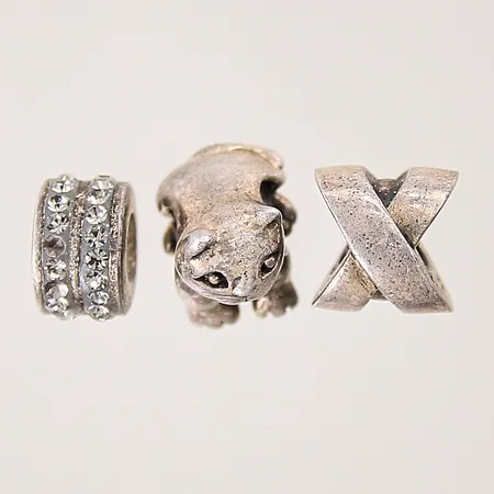 Berlocker, tre stycken, delvis med vita stenar, olika storlekar, GHA, silver 925/1000 Vikt: 9,4 g