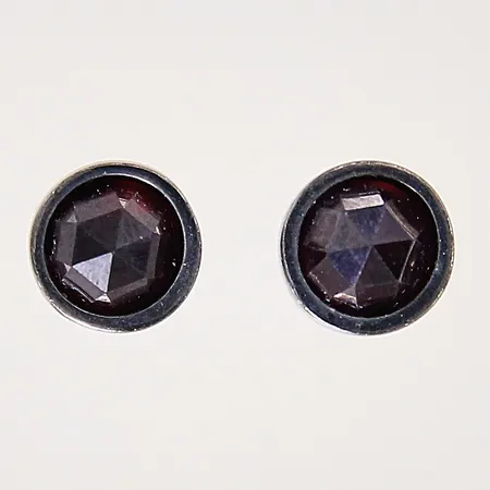 Ett par örhängen med granater, Ø8,3mm, oxiderade, silver 925/1000 Vikt: 2,2 g