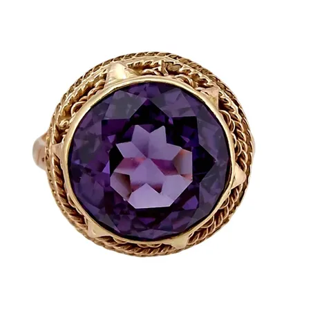 Ring, 14K guld, lila syntetisk Safir Ø 11,5 mm, utrikiska stämplar, Ø ca 16½ mm, bredd 2,3 - 16 mm, fint skick, sten utan anmärkning Vikt: 3,9 g