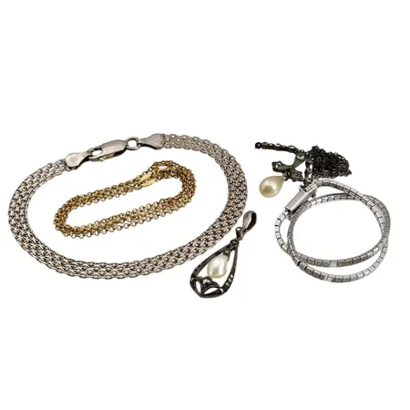 Diverse silversmycken, bruksmärken, defekter förekommer, bruttovikt 16,8 gram Vikt: 16,8 g