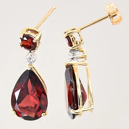 Ett par örhängen med diamanter 2 x ca 0,01ct samt röda stenar, 19x7,8mm, en snurrebuss saknas, 14K